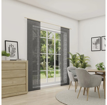 Esszimmer mit Schiebegardinen, Esstisch und Kommode