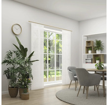 Heller Essbereich mit Esstisch, Stühlen, Pflanzen, Uhr und Regal