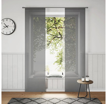 Wohnzimmer mit Schiebegardinen am Fenster, Uhr und Teppich