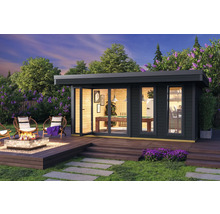 Maison de jardin moderne avec table de billard, terrasse, foyer et sièges dans un jardin soigné.