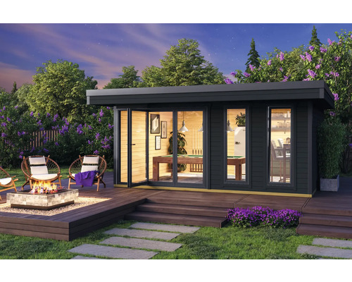 Maison de jardin moderne avec table de billard, terrasse, foyer et sièges dans un jardin soigné.