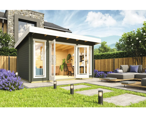 Gartenhaus Outdoor Life Dorset 2 inkl. Fußboden 430 x 370 cm graugrün Gartenhaus mit geöffneten Doppeltüren und umliegendem Gartenbereich mit Rasen und Gartenmöbeln