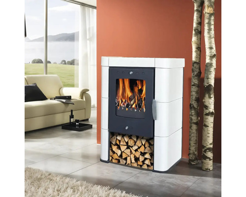 Poêle à bois avec espace de stockage du bois dans le salon