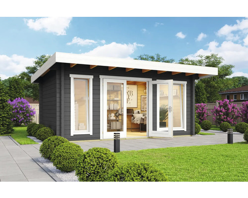 Gartenhaus aus Holz mit Fenstern und Doppeltür auf einer gepflasterten Fläche
