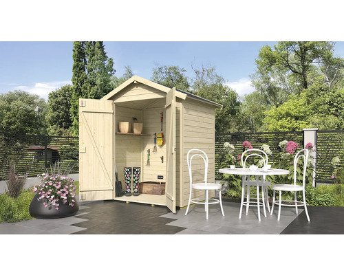 Gartenszene mit Gerätehaus aus Holz, geöffnet, mit Gartengeräten, Gummistiefeln und Regalen, Gartentisch und Stühlen.