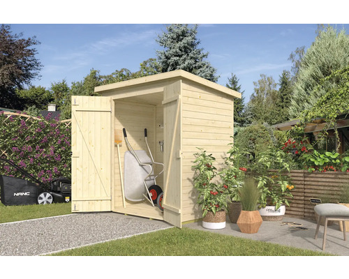 Garten Szene mit einem offenen Holz Geräteschuppen, in dem eine Schubkarre und Gartengeräte stehen.