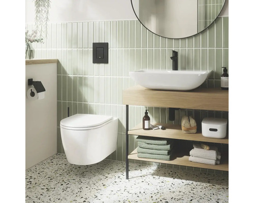 Salle de bain moderne avec WC suspendu, lavabo et miroir