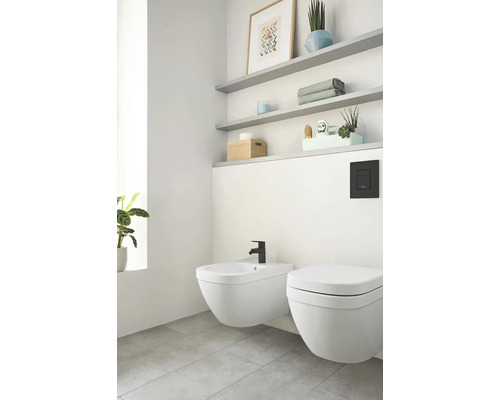 Helles Badezimmer mit Bidet, Toilette und Regalen