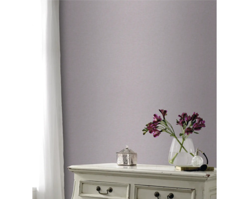 Dekoratives Zimmer mit Mustertapete an der Wand, Kommode, Blumenvase und Vorhang am Fenster.