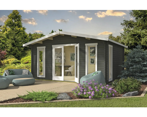 Gartenhaus mit Terrasse, Gartenmöbeln und Bepflanzung in einer Gartenanlage