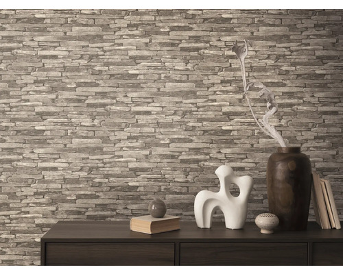 Salon avec papier peint en pierre et éléments décoratifs sur une commode