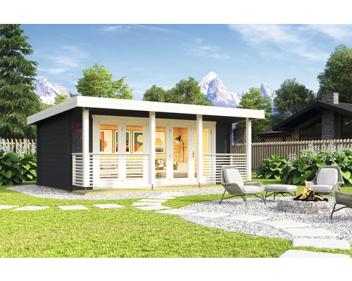 Scène de jardin avec abri de jardin en bois, terrasse avec coin salon et foyer