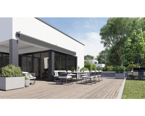 Terrasse avec store, table à manger et chaises devant une maison d''habitation