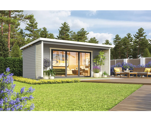 Maison de jardin moderne avec terrasse et coin salon dans un écrin de verdure.