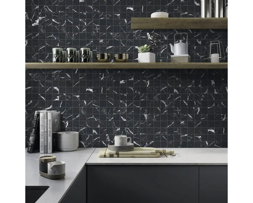 Küchenszene mit Mosaikfliesen in Marmoroptik an der Wand, Regalen und Küchenutensilien