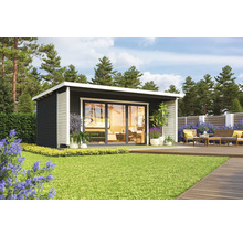 Abri de jardin moderne avec portes coulissantes sur une pelouse soignée