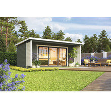 Abri de jardin avec terrasse et porte coulissante sur pelouse