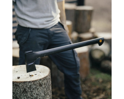 Hache Fiskars plantée dans une bûche