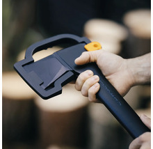 Hache Fiskars avec protège-lame en main
