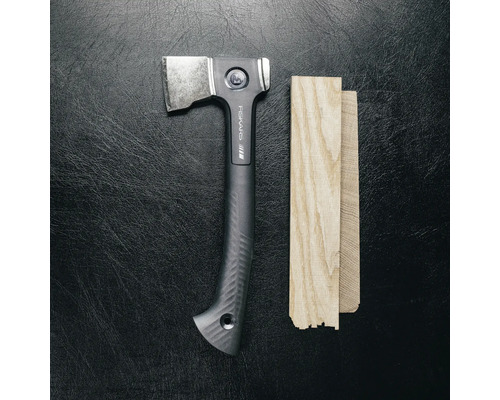 Fiskars Axt neben Holzlatten