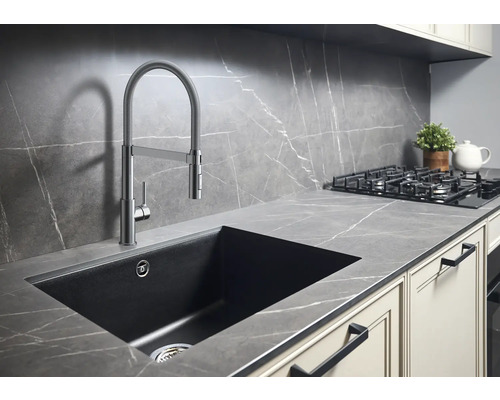 Küchenspüle mit Armatur, eingebaut in eine Arbeitsplatte