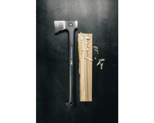 Hache Fiskars à côté d''un morceau de bois