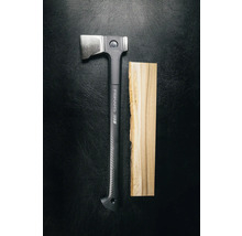 Hache Fiskars à côté du bois