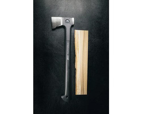 Hache Fiskars à côté du bois