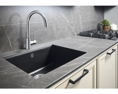 Évier de cuisine avec robinet dans un environnement de cuisine moderne