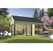 Abri de jardin moderne avec de grandes façades vitrées et un toit noir dans un jardin soigné.