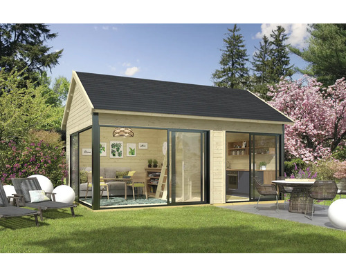 Abri de jardin moderne avec de grandes façades vitrées et un toit noir dans un jardin soigné.