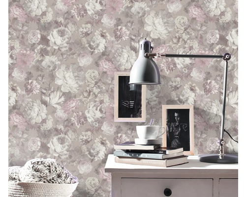 Zimmer mit Blumentapete, Schreibtisch und Lampe