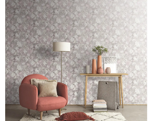 Dekoratives Zimmer mit blumiger Tapete, Sessel, Stehlampe und Holztisch