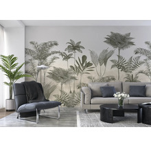 Salon avec canapé, fauteuil, table basse et papier peint mural avec motifs végétaux pour une ambiance proche de la nature