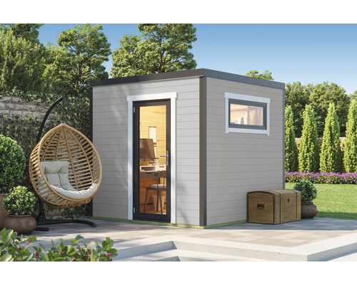 Jardin avec maison de jardin moderne, fauteuil suspendu en osier et décoration