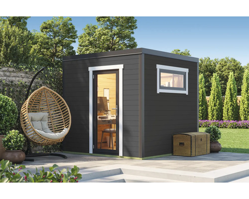 Abri de jardin moderne avec fenêtre et porte dans un jardin soigné.