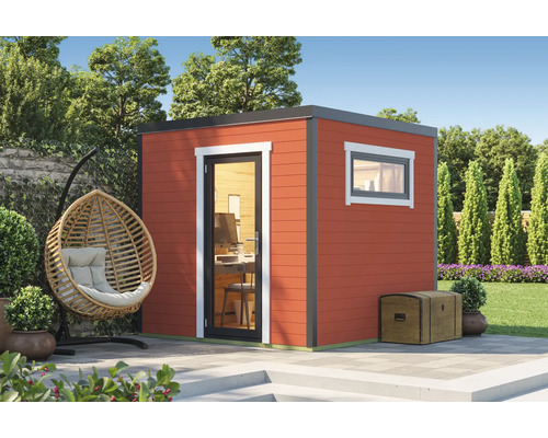 Jardin avec abri de jardin en bois moderne, fauteuil suspendu en osier et coffre en bois