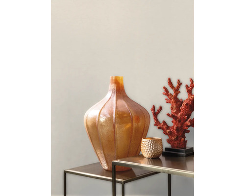 Dekorative Anordnung mit Vase, Teelichthalter und Koralle auf einem Tisch