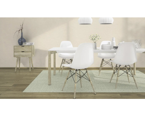 Heller Essbereich mit Esstisch, weißen Stühlen und Kommode