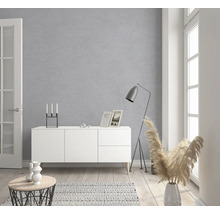 Wohnzimmer mit grauer Tapete, weißem Sideboard und Dekorationsgegenständen