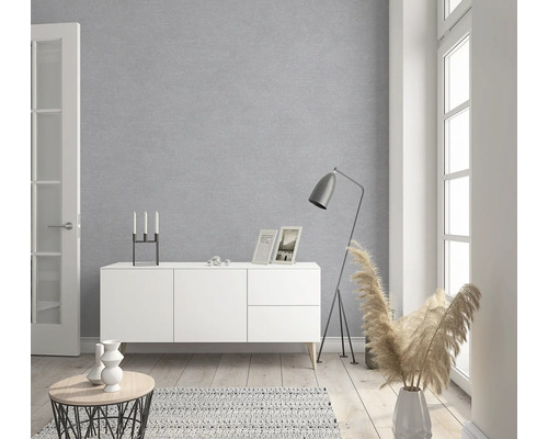 Wohnzimmer mit grauer Tapete, weißem Sideboard und Dekorationsgegenständen