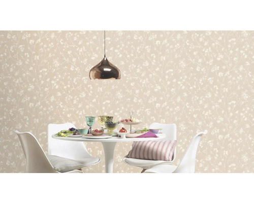 Scène avec un papier peint à motifs floraux et une table à manger avec des chaises