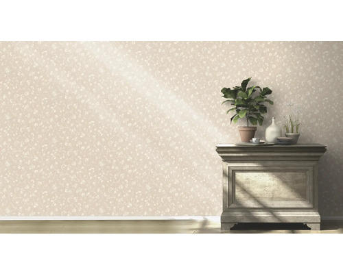 Intérieur avec papier peint à motifs et commode avec décoration