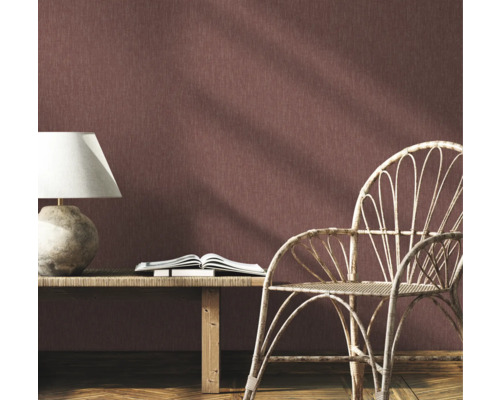 Intérieur décoratif avec papier peint textile, lampe, table et fauteuil en rotin pour la décoration de la pièce