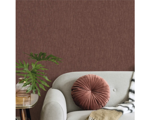 Salon avec papier peint textile, canapé, coussin et plante d''intérieur