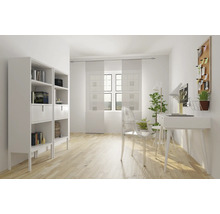Helles Arbeitszimmer mit Schreibtisch, Stuhl, Bücherregal und Dekorationen