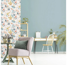 Intérieur avec papier peint à fleurs, bureau et fauteuil pour une ambiance chaleureuse