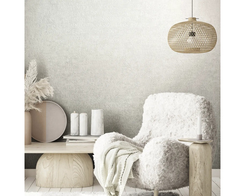 Salon avec fauteuil, lampe et décoration