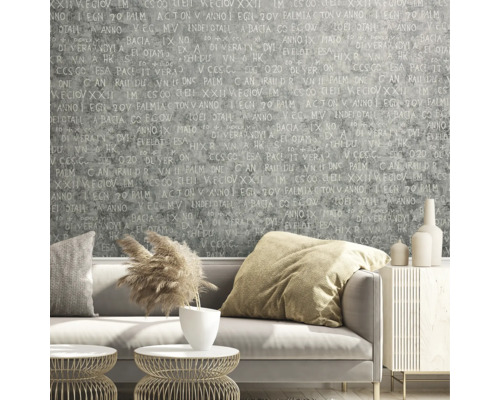 Dekoratives Wohnzimmer mit Sofa und gemusterter Tapete