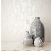 Vases décoratifs en pierre grise de différentes tailles sur une table
